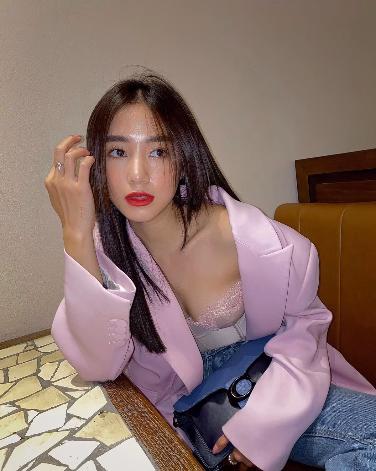 Theo dõi Salim, nhiều người cảm nhận được sự thay đổi hoàn toàn phong cách. Từ một cô nàng dễ thương với gu ăn mặc đơn giản, giờ đây hot girl Hà thành chuộng những bộ đồ khoe body vô cùng quyến rũ.