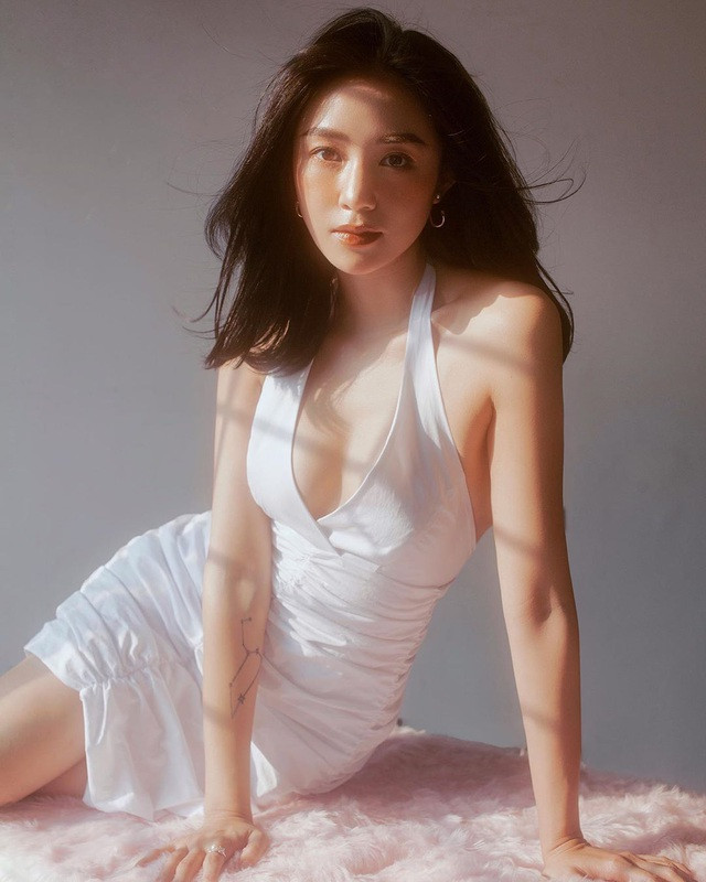 Theo đó, nàng hot girl cho biết cô đã có thể giữ được mình thăng bằng trên cột với tư thế chuẩn dù chỉ mới học được 2 buổi.