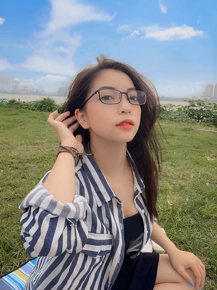 Rất nhanh chóng, bức ảnh được chia sẻ khắp nơi và trở thành tâm điểm bàn tán ồn ào khi tài khoản có dấu tick xanh chính chủ nổi bật.