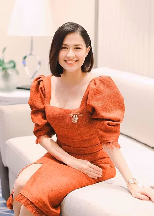 Cô sinh năm 1984, có bố là người Tây Ban Nha và mẹ là người Philippines. Với ngoại hình xinh đẹp, vóc dáng gợi cảm, Marian nhanh chóng nổi tiếng khi gia nhập giới showbiz.