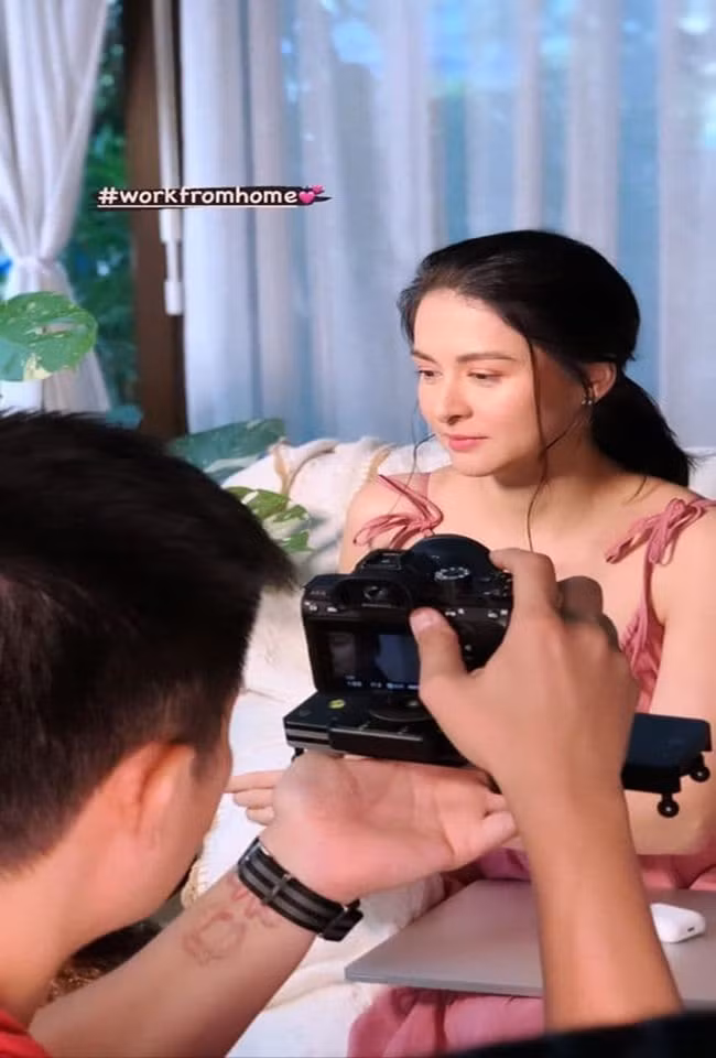 Marian đã làm người hâm mộ không khỏi xuýt xoa trước nhan sắc nữ thần ở độ tuổi U40. Vẻ ngoài trong veo xinh xẻo cùng thân hình không gợn mỡ thừa của cô nhận về vô số lời khen ngợi.