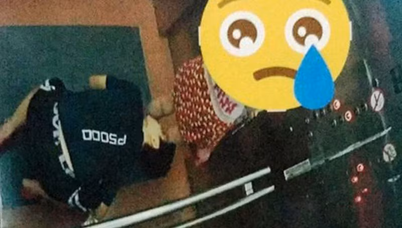 Thanh niên mặc áo đen, quần lửng kẻ sọc trắng vào thang máy cùng với một cô gái mặc váy hoa. Thanh niên này đã có hành động quỳ xuống sàn thang máy để ngó đầu nhìn hướng vào váy của cô gái gây bức xúc dư luận.