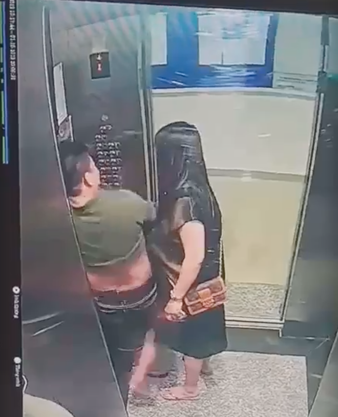 Theo nội dung clip, người đàn ông bước vào thang máy với người phụ nữ. Sau đó, người đàn ông tè bậy vào góc thang. Một lúc sau, nam thanh niên bước vào chứng kiến sự việc nên bước ra ngoài vì không chịu nổi hành vi của người đàn ông.