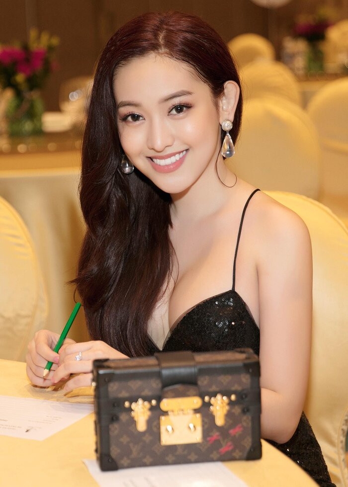 Người hâm mộ cho rằng lý do một phần từ hậu quả của việc phẫu thuật thẩm mỹ, và một phần do hot girl Cà Mau tăng cân.