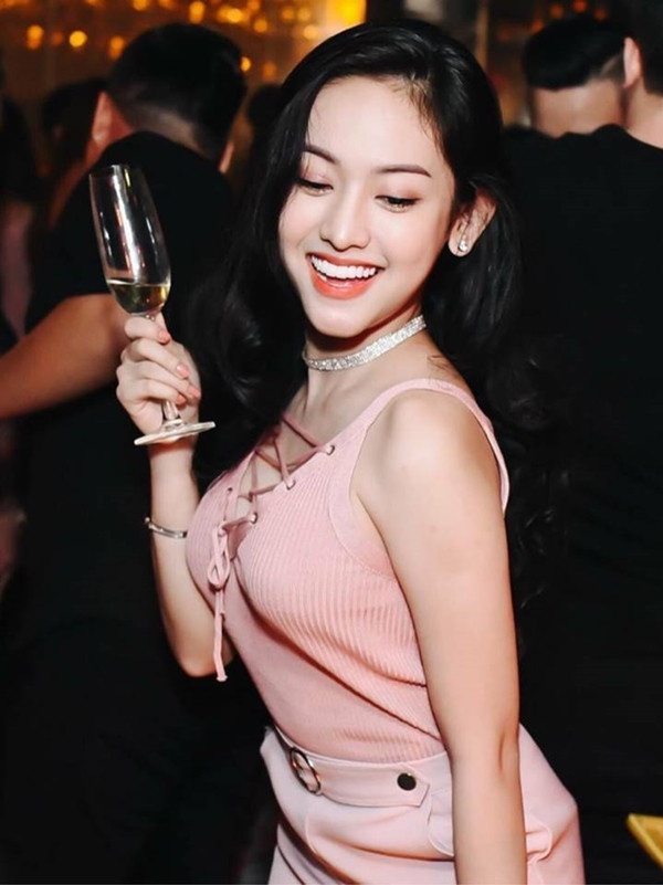 Dù được khen ngợi về nhan sắc nhưng những thị phi bủa vây xung quanh cô vẫn khiến cư dân mạng có cái nhìn khác về hot girl Cà Mau này.