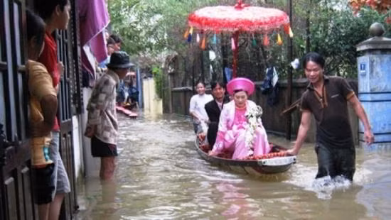 Có cô dâu còn được đi bằng ghe thuyền trên đường lớn. Vậy mới nói, cưới mùa nước lũ cũng đặc biệt và vất vả như thế đấy.