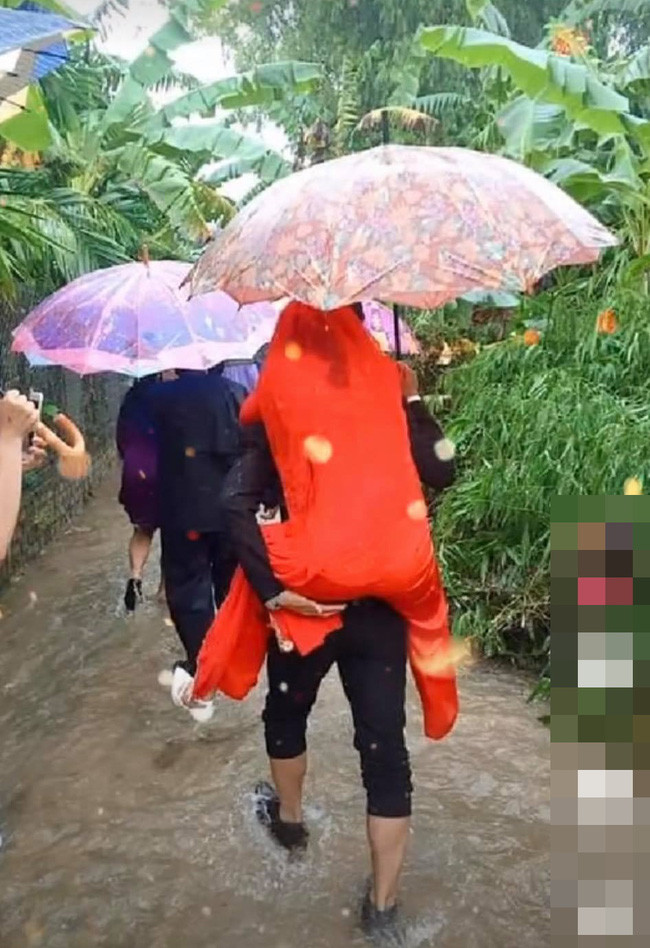 Thời điểm này là mùa lũ, hàng loạt hôn lễ vẫn phải bất chấp lũ để tổ chức. Những hình ảnh khác về các đám cưới đã được chia sẻ.