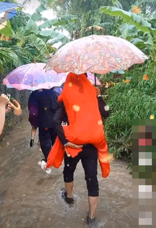 Thời điểm này là mùa lũ, hàng loạt hôn lễ vẫn phải bất chấp lũ để tổ chức. Những hình ảnh khác về các đám cưới đã được chia sẻ.