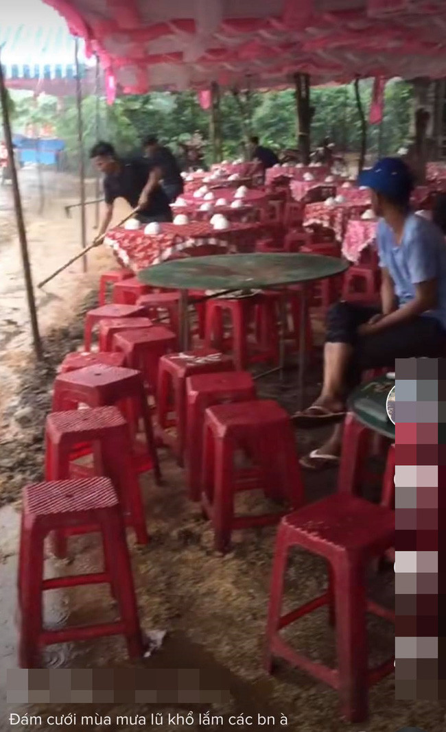 Nhiều người còn đùa rằng, đám cưới như thế này cũng là một kỷ niệm đặc biệt. Sau này, cặp đôi sẽ có câu chuyện để kể cho con cháu mình.