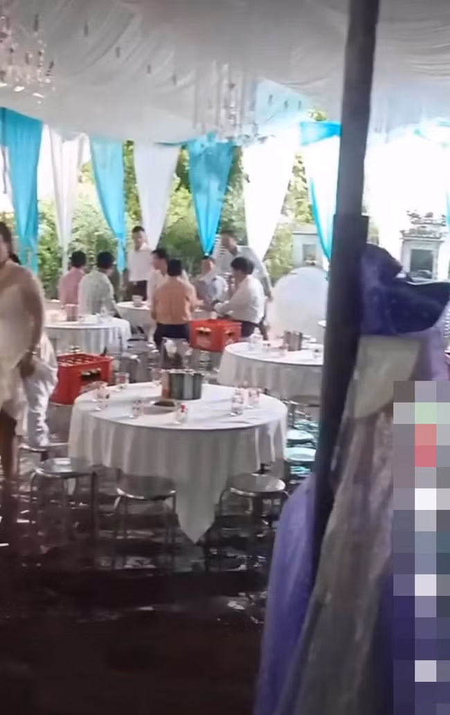Mới đây, đoạn clip ghi xuất hiện trên MXH lại cảnh trong một đám cưới gây chú ý. Theo đó, nước lũ lên ngập ngang bắp chân người, phía trên vẫn là các bàn tiệc.