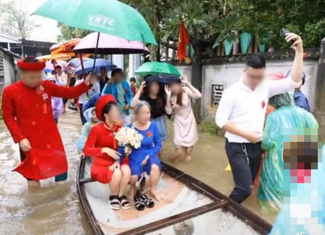 Nhìn hình ảnh này, nhiều cư dân mạng cảm thấy buồn thương hộ cô dâu chú rể. Họ chỉ có một dịp trọng đại vậy mà cuối cùng lại phải chịu cảnh lội bập bõm.