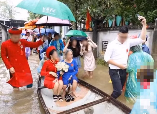 Nhìn hình ảnh này, nhiều cư dân mạng cảm thấy buồn thương hộ cô dâu chú rể. Họ chỉ có một dịp trọng đại vậy mà cuối cùng lại phải chịu cảnh lội bập bõm.