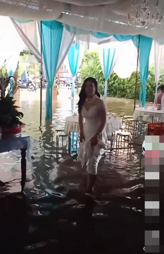  Mưa lũ xảy đến nhưng đám cưới thì không thể hoãn. Bởi vậy, nhiều gia đình đành tổ chức đám cưới trong mùa lũ lụt, ngập hết đường sá, bạt rạp.