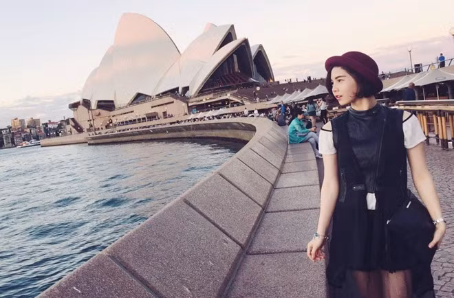 Sau khi tốt nghiệp đại học, Tina từng nộp hồ sơ vào nhiều hãng hàng không quốc tế. Trước nhiều sự lựa chọn, cô quyết định nộp hồ sơ và có duyên trở thành một thành viên của hãng hàng không quốc gia Hàn Quốc.