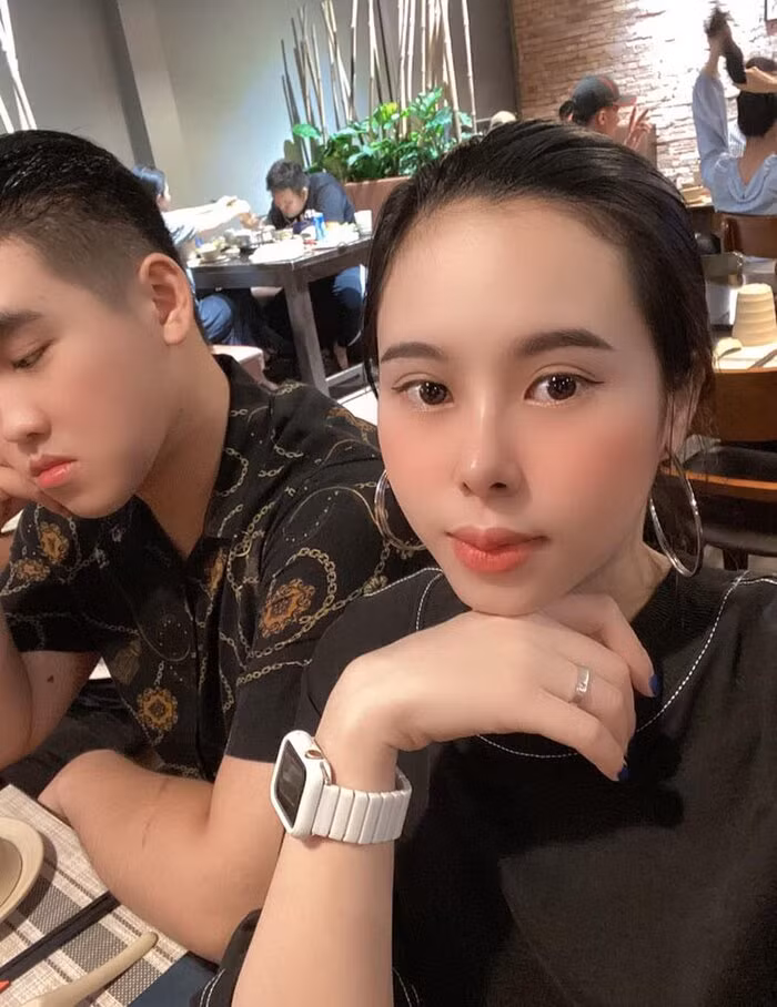 Trên trang cá nhân, cặp đôi Ngọc Ánh - Đăng Khoa vẫn thường chia sẻ những hình ảnh tình tứ, hạnh phúc bên nhau. Cả hai khiến dân tình ngưỡng mộ khi có cuộc sống sang chảnh, đi du lịch ở nhiều địa điểm nổi tiếng trong và ngoài nước.