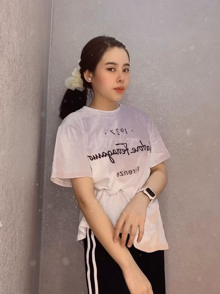 Riêng về phần cô dâu Ngọc Ánh, 9X được nhận xét ngày càng xinh đẹp, mặn mà. Cô nàng sở hữu nhan sắc nổi bật khả ái và vóc dáng thon gọn, quyến rũ. Không những vậy, Ngọc Ánh cũng gây ấn tượng với tài kinh doanh, làm giàu nên có cuộc sống vô cùng sung túc.