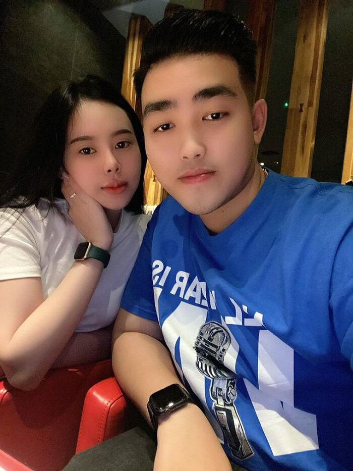 Trong khi đó, chú rể cũng nhận được nhiều lời khen vì ngày càng điển trai và phong độ hơn trước.