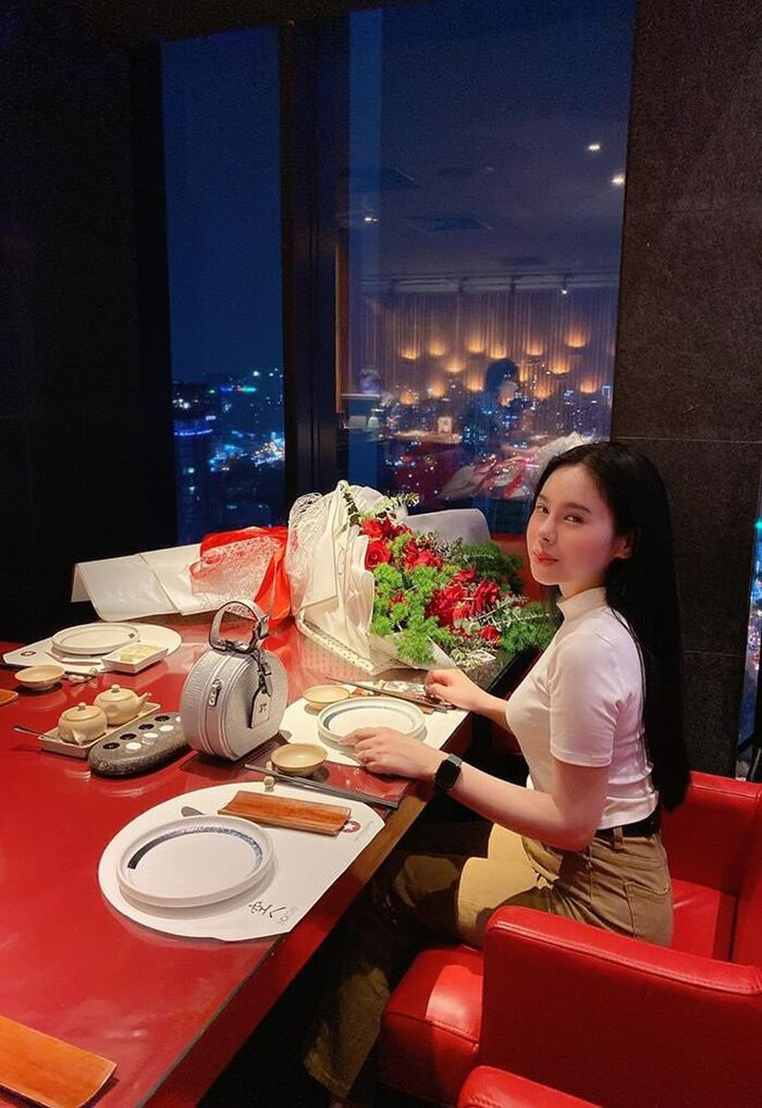 Sau khi kết hôn, cô dâu được chú rể yêu thương và chiều chuộng hết mực.