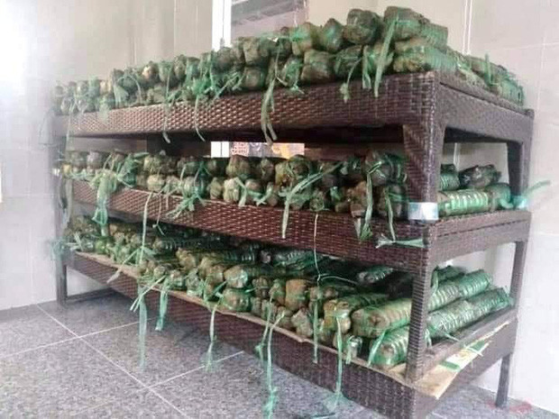 Hàng trăm chiếc bánh tét đã được luộc chín để nguội trước khi vận chuyển ra hỗ trợ bà con miền Trung.