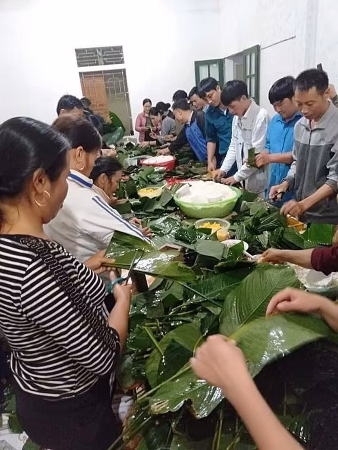 Nhiều người dân xã Nghĩa Xuân (huyện Quỳ Hợp) cùng thức đêm, gói 300 bánh chưng để kịp thời gửi cho bà con đang gặp khó khăn trong vùng lũ của tỉnh Hà Tĩnh.