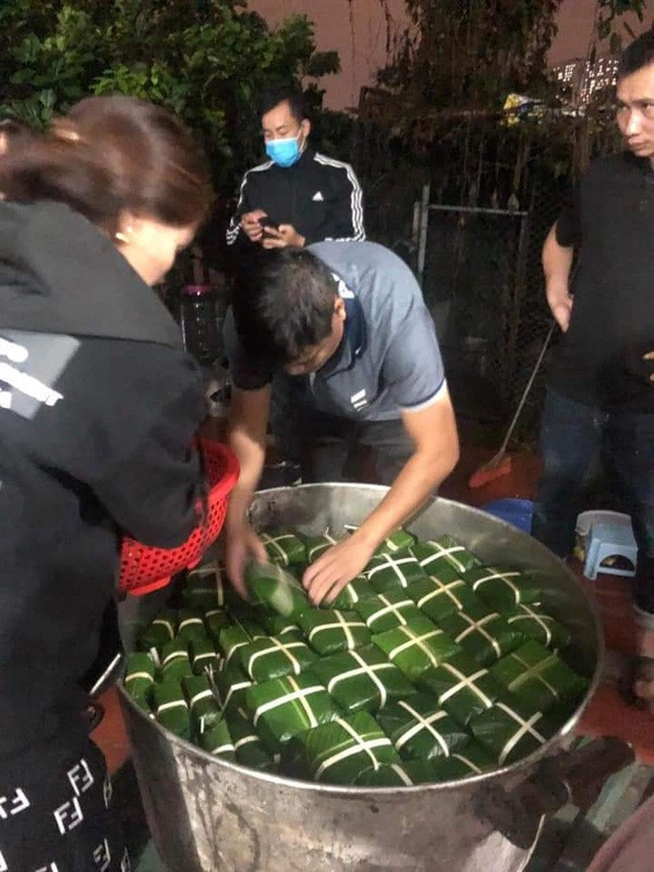 Trên khắp các tỉnh thành cả nước, người dân đã chung tay thức "trắng đêm" gói hàng ngàn chiếc bánh chưng để kịp thời hỗ trợ người dân miền Trung với hi vọng mưa lũ sớm qua mau để người dân được an toàn.