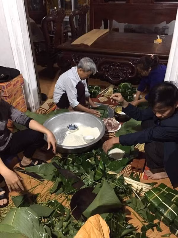 Miền Trung đang phải gồng mình đối mặt với trận lũ lịch sử, người dân sống trong cảnh thiếu thốn nước sạch, đồ ăn và quần áo. Rất nhiều mạnh thường quân đã tới tận vùng lũ để ủng hộ bà con, trong khi đó có không ít người chọn cách ủng hộ khác cũng thắm tình nghĩa không kém.