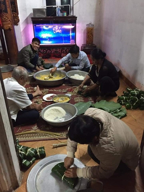 Không riêng gì người dân Nghệ An, người dân làng La Phù (Hà Nội) cũng chung tay gói bánh chưng cứu trợ miền Trung. Cả phụ nữ, đàn ông, từ thanh niên đến người lớn tuổi đều nhiệt tình góp sức, mỗi người một việc để mau chóng hoàn thành.