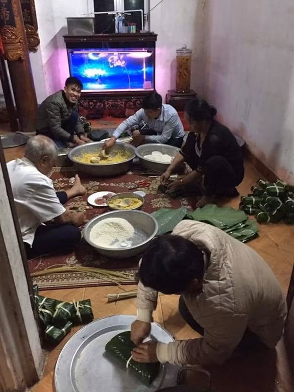 Không riêng gì người dân Nghệ An, người dân làng La Phù (Hà Nội) cũng chung tay gói bánh chưng cứu trợ miền Trung. Cả phụ nữ, đàn ông, từ thanh niên đến người lớn tuổi đều nhiệt tình góp sức, mỗi người một việc để mau chóng hoàn thành.