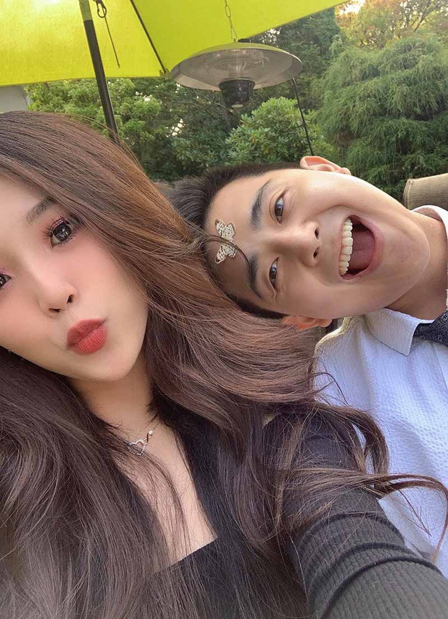 Nàng hot girl này cũng bật mí về kế hoạch 1 năm nữa sẽ tổ chức đám cưới, cùng người thương nắm chặt tay đến bến hôn nhân.