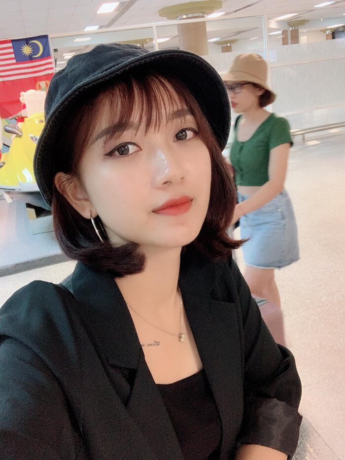 Cô giáo hot girl "gây thương nhớ" nhờ đôi mắt to, sống mũi cao cùng làn da trắng. Không chỉ sở hữu gương mặt xinh đẹp, cô giáo Hà thành còn có vóc dáng thon thả cùng gu thời trang trẻ trung.