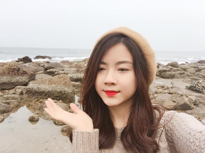 Ngoài công việc giảng dạy, Thùy Linh còn có niềm đam mê với ca hát nên thường cover các ca khúc hot và đăng tải lên mạng.