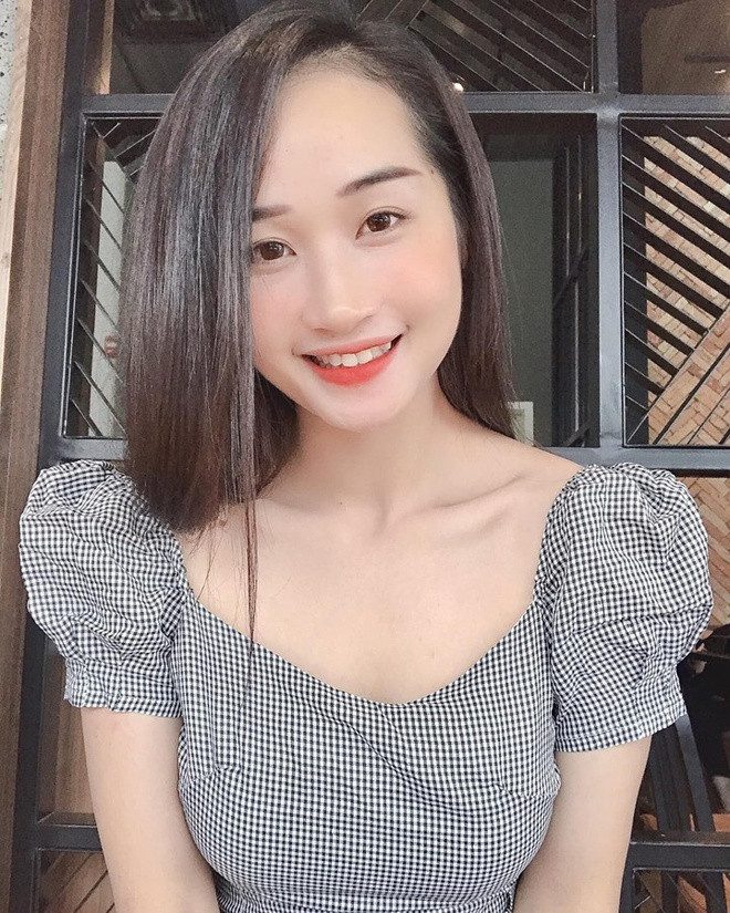 Cô giáo hot girl này từng đoạt giải hoa khôi cuộc thi Nữ sinh Thanh lịch của CĐ Sư phạm và Á khôi cuộc thi Duyên dáng Sư phạm toàn quốc vào năm 2013.
