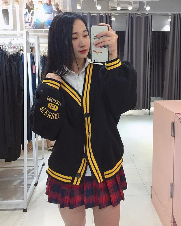 Không chỉ sở hữu nhan sắc xinh đẹp, cô giáo Phương Thảo còn có bảng thành tích đáng nể trong quá trình giảng dạy như thi tuyển công chức và có điểm cao nhất quận Bắc Từ Liêm, Hà Nội; Thảo thi giáo viên dạy giỏi và giành giải nhất cấp quận,...