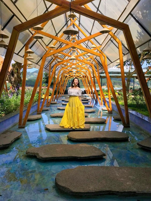 Giữa khung cảnh thiên nhiên thơ mộng, cô nàng cũng khéo mix đồ nổi để lưu giữ khoảnh khắc để đời.