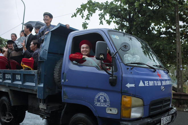 Được biết, danh tính cô dâu – chú rể là Ngọc Hà và Đăng Nguyên, quê ở Huế, hiện đang sống và làm việc trong lĩnh vực nghệ thuật tại thành phố Hồ Chí Minh.