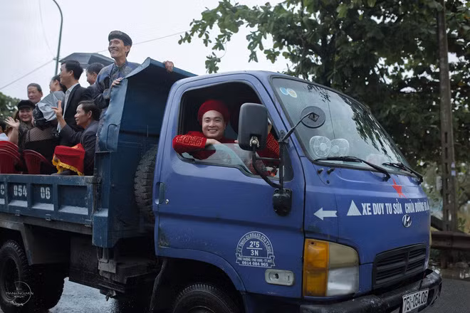 Được biết, danh tính cô dâu – chú rể là Ngọc Hà và Đăng Nguyên, quê ở Huế, hiện đang sống và làm việc trong lĩnh vực nghệ thuật tại thành phố Hồ Chí Minh.