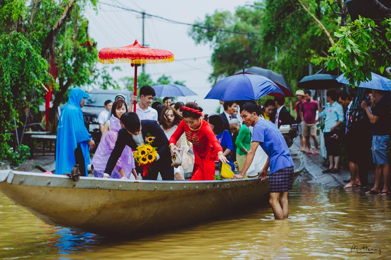 Trong những ngày gần đây, "bộ ảnh" đám cưới mùa lũ lụt của cặp đôi ở Huế đang “gây sốt” cộng đồng mạng với những tình huống “dở khóc, dở cười” làm cho người xem phải bày tỏ cảm xúc vừa đáng yêu, vừa thương.