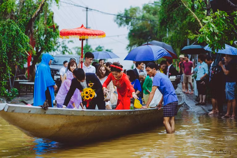 Trong những ngày gần đây, "bộ ảnh" đám cưới mùa lũ lụt của cặp đôi ở Huế đang “gây sốt” cộng đồng mạng với những tình huống “dở khóc, dở cười” làm cho người xem phải bày tỏ cảm xúc vừa đáng yêu, vừa thương.