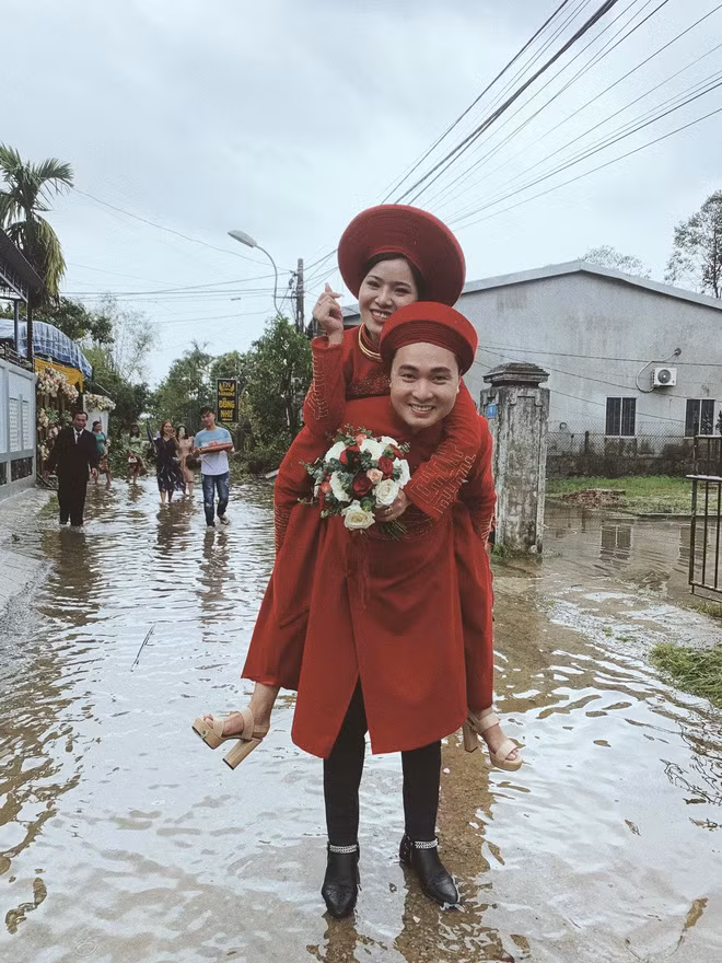 Chú rể phải cõng cô dâu một đoạn đường ngập.