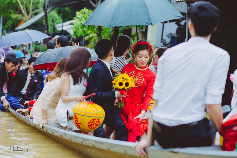 Đó là những hình ảnh cô dâu, chú rể cùng với với họ hàng của mình phải lội bì bõm trong dòng nước lũ ngày càng dân cao ở Huế, tuy nhiên trên nét mặt của họ luôn lạc quan và vui vẻ.