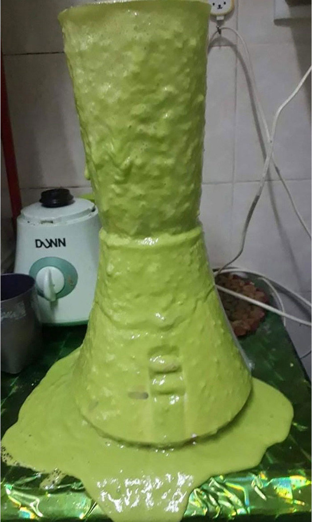 Làm cốc sinh tố bơ nhưng chẳng hiểu sao nó lại tràn đầy ra thế này.