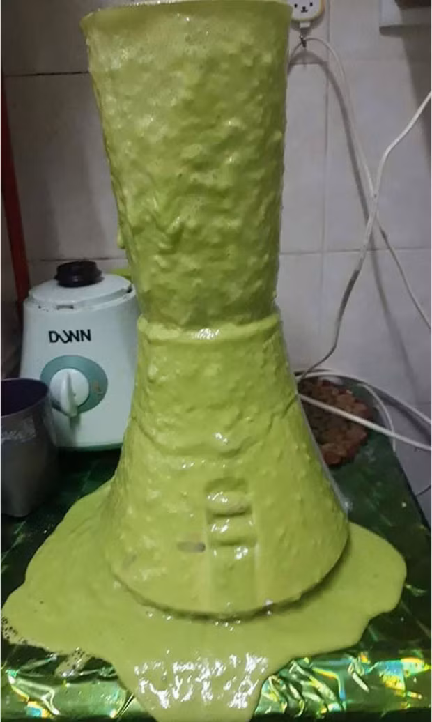 Làm cốc sinh tố bơ nhưng chẳng hiểu sao nó lại tràn đầy ra thế này.