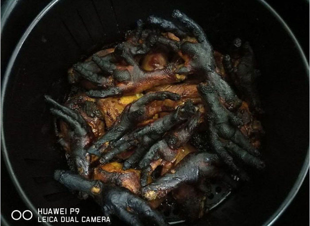 Chân gà nướng bóng đêm, món ăn thảm họa làm xong chỉ biết ... đổ đi.