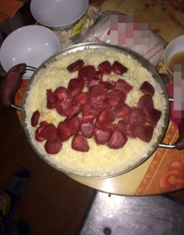 Tại sao xôi đã bỏ gấc vào mà vẫn không đỏ nhỉ?