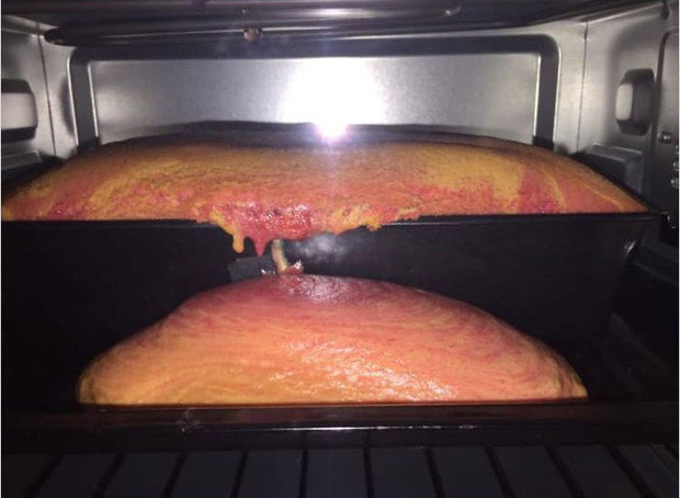 Nướng 1 cái bánh mà được tới 2, đúng là "truyền nhân" của hội ghét bếp.