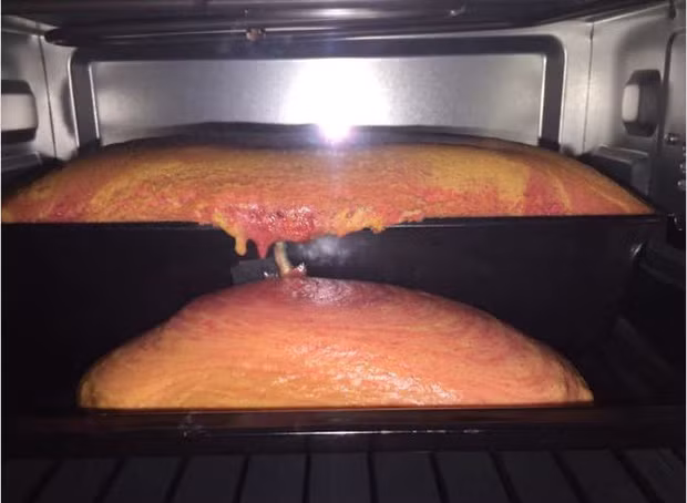 Nướng 1 cái bánh mà được tới 2, đúng là "truyền nhân" của hội ghét bếp.