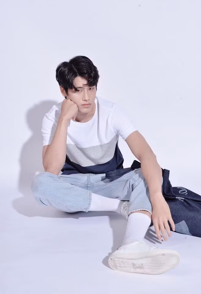 "6 tháng theo nghề, có thể thành quả mình đạt được chưa nhiều nhưng đó đều là những nỗ lực, sự học hỏi của mình theo từng ngày. Sắp tới, mình sẽ sắp xếp thời gian theo học một khóa diễn xuất để nâng cao, trau dồi khả năng của bản thân, hy vọng có thể tiến xa hơn trong tương lai", Đình Hiếu tâm sự.