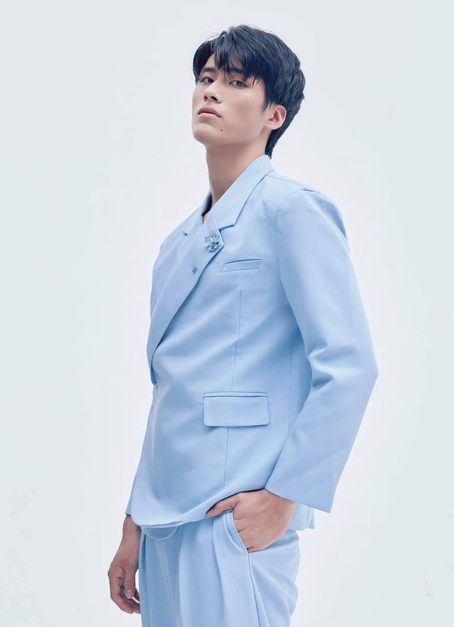 "Hot boy bóng chuyền" ngày nào hiện có hơn 12.000 người theo dõi trang cá nhân, nơi cậu chủ yếu cập nhật hình ảnh thường ngày và các dự án nghệ thuật".