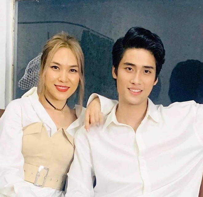 Chia sẻ với Zing, Đình Hiếu cho biết cậu không xuất hiện quá nhiều trong MV nên các phân cảnh chỉ cần quay trong một ngày. "Ban đầu mình có chút rụt rè và lo lắng, sợ không hoàn thành tốt được vai. Tuy nhiên, chị Tâm đã giúp mình có được tâm lý thoải mái nên quá trình quay diễn ra rất suôn sẻ", Hiếu kể.