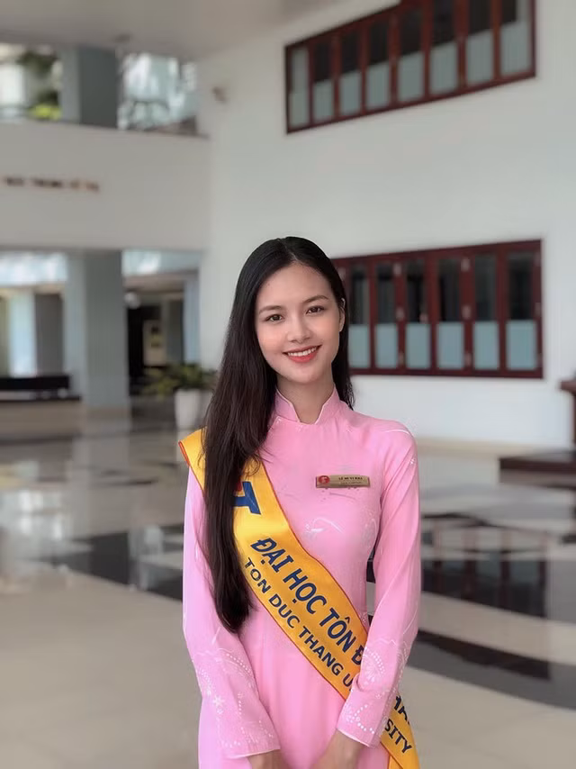 Nữ sinh ĐH Tôn Đức Thắng Lê Thảo Tú Trinh được dân mạng nhận xét có nhiều nét giống diễn viên Baifern Pimchanok.